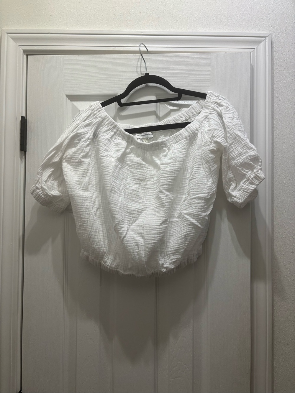 cupcakes & cashmere White Off-Shoulder Cropped Peasant Top